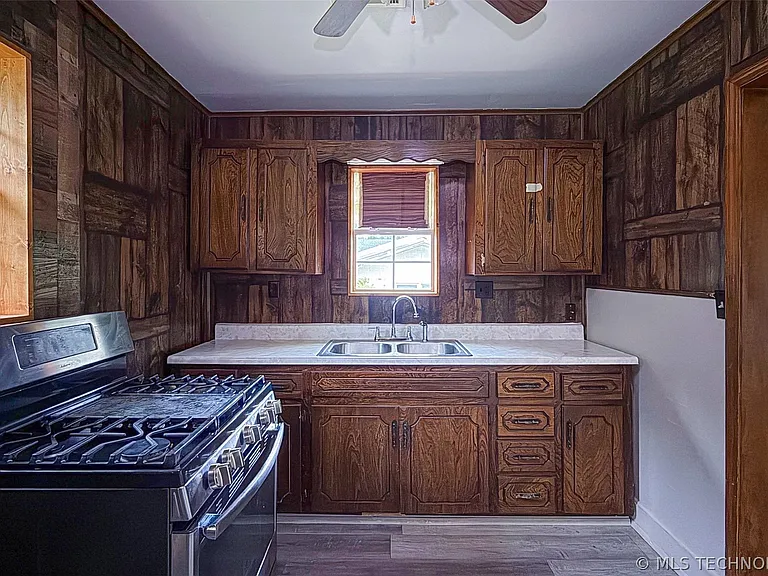 613 W 23rd St — Photo 14