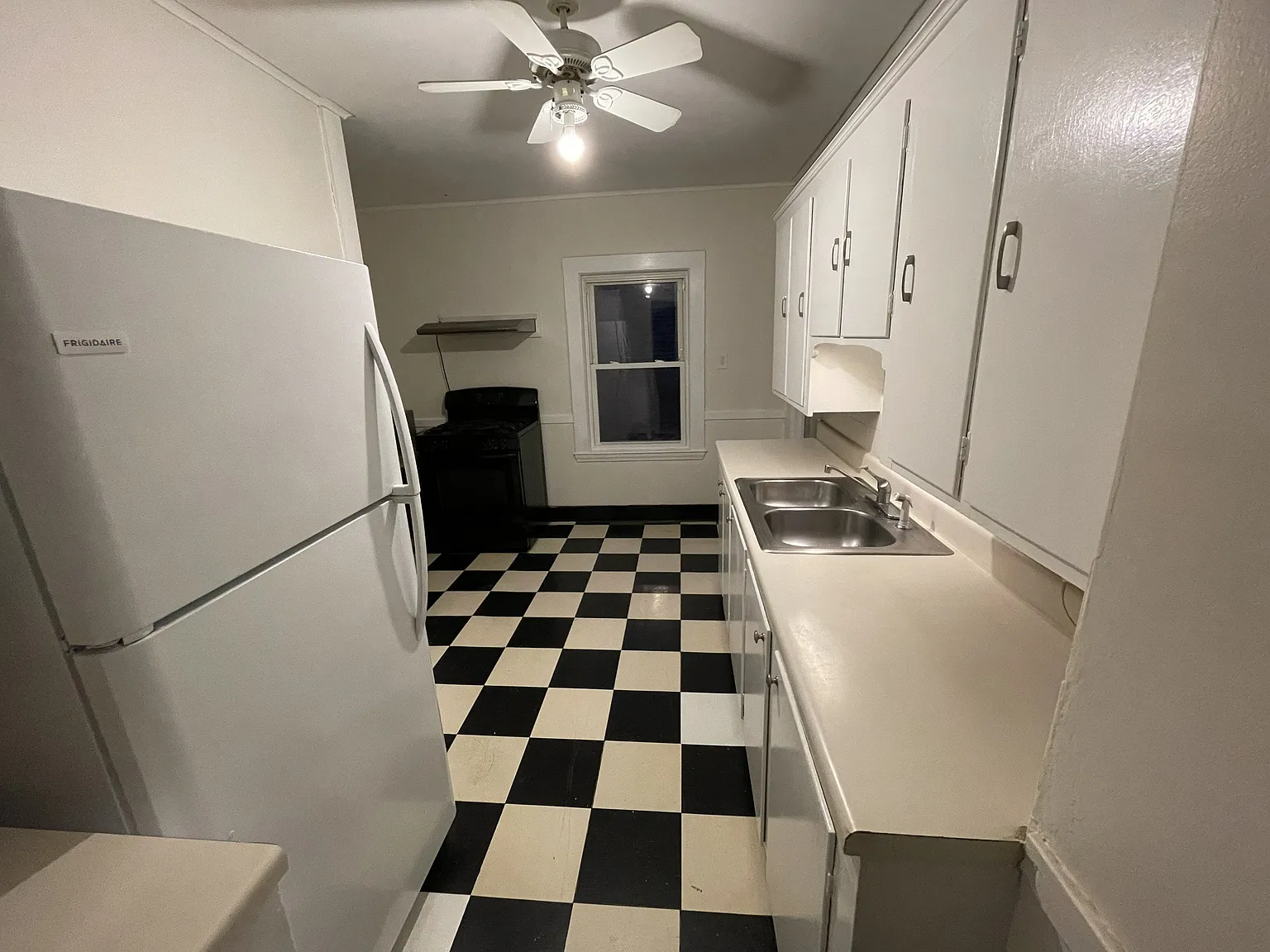 3 bed, 1300 sqft, $3,200 — Photo 3