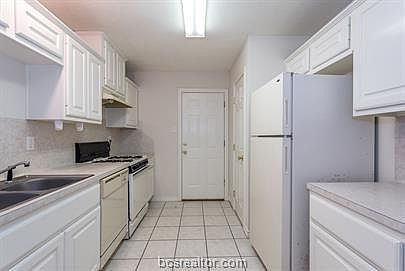 3rd image of 824 Avenue A #A