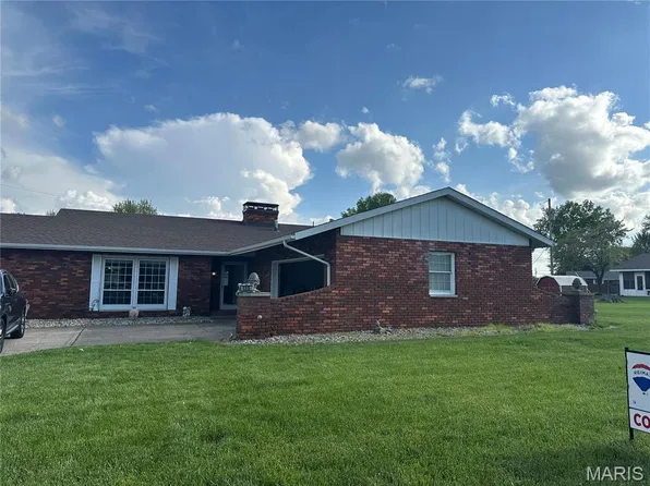 135 Sundown Dr, Wood River, IL 62095