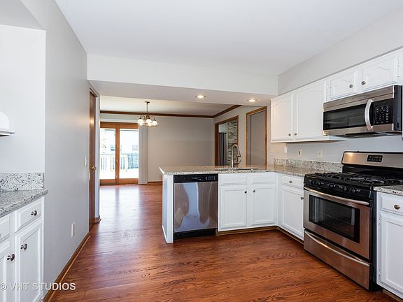 4th image of 1090 Emerald Dr