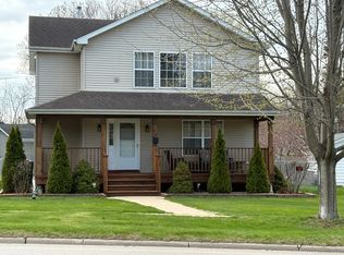 418 E Main St, Genoa, IL 60135