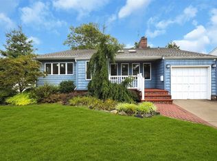 28 Tacoma Ln, Syosset, NY 11791