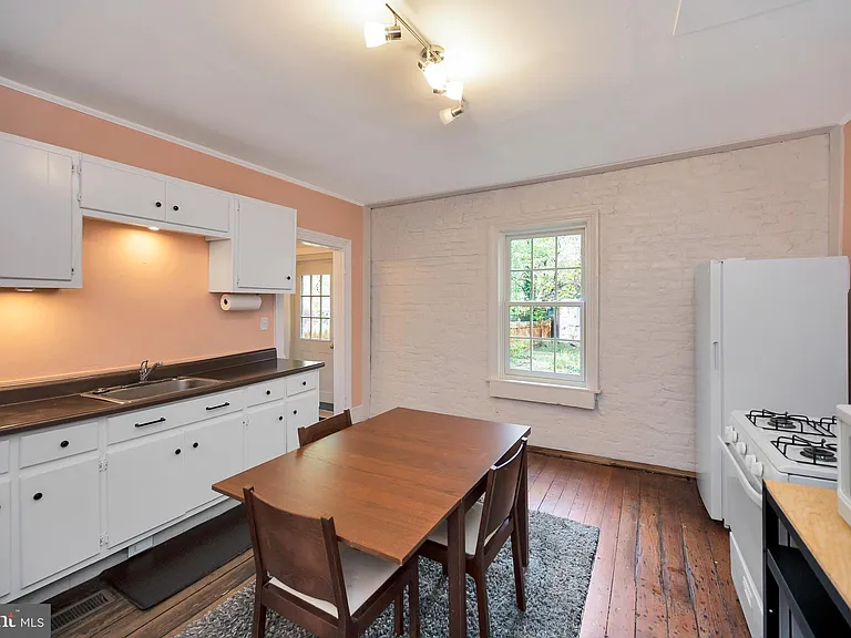 305 Prince Edward St — Photo 22