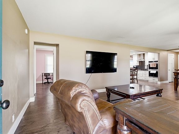 4th image of 104 Meadowbrook Dr