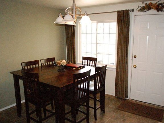 4th image of 610 S Clover Dr