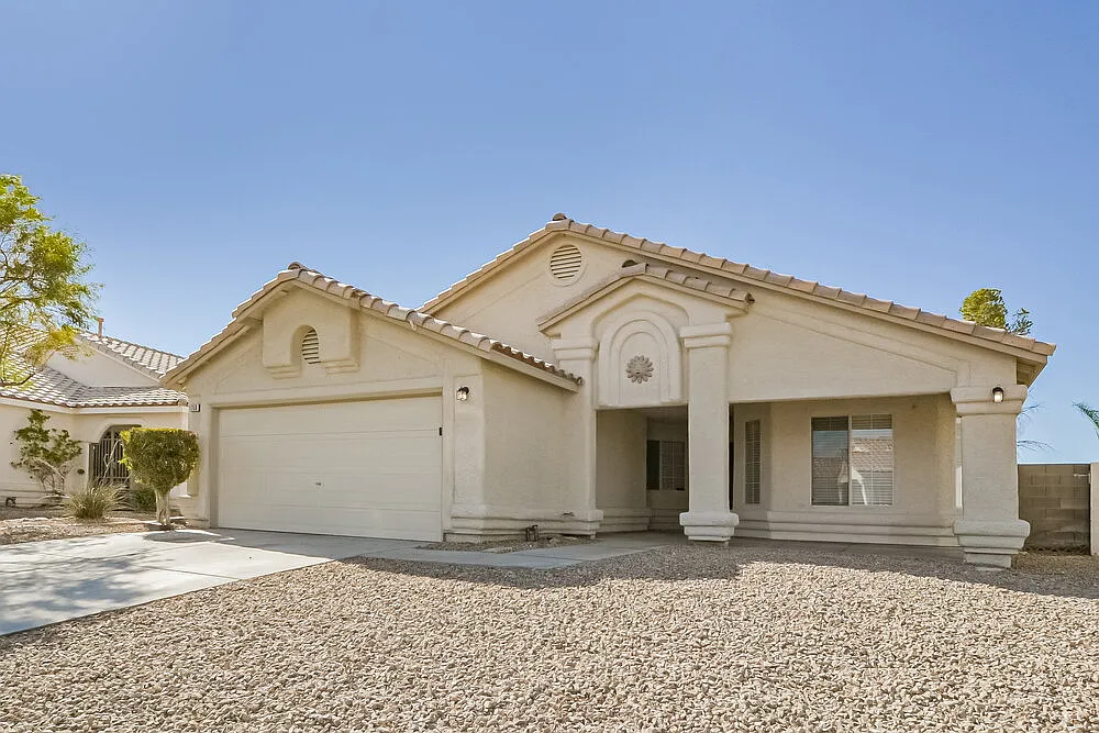 3 bed, 2.0 bath, 1507 sqft, $2,210 — Photo 2