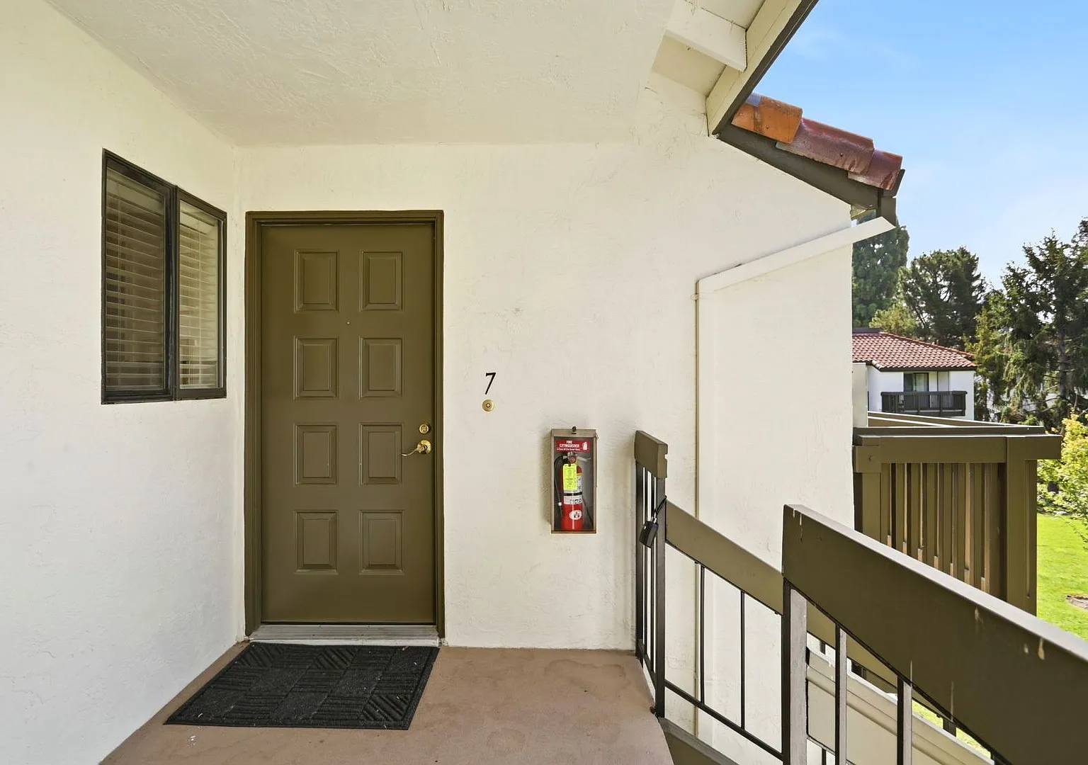 Wow! What a Great Home! Available Now! — Photo 4