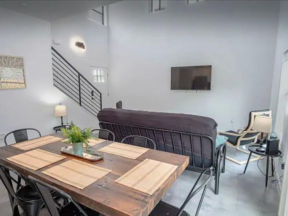 5th image of 918 S Olive St #102