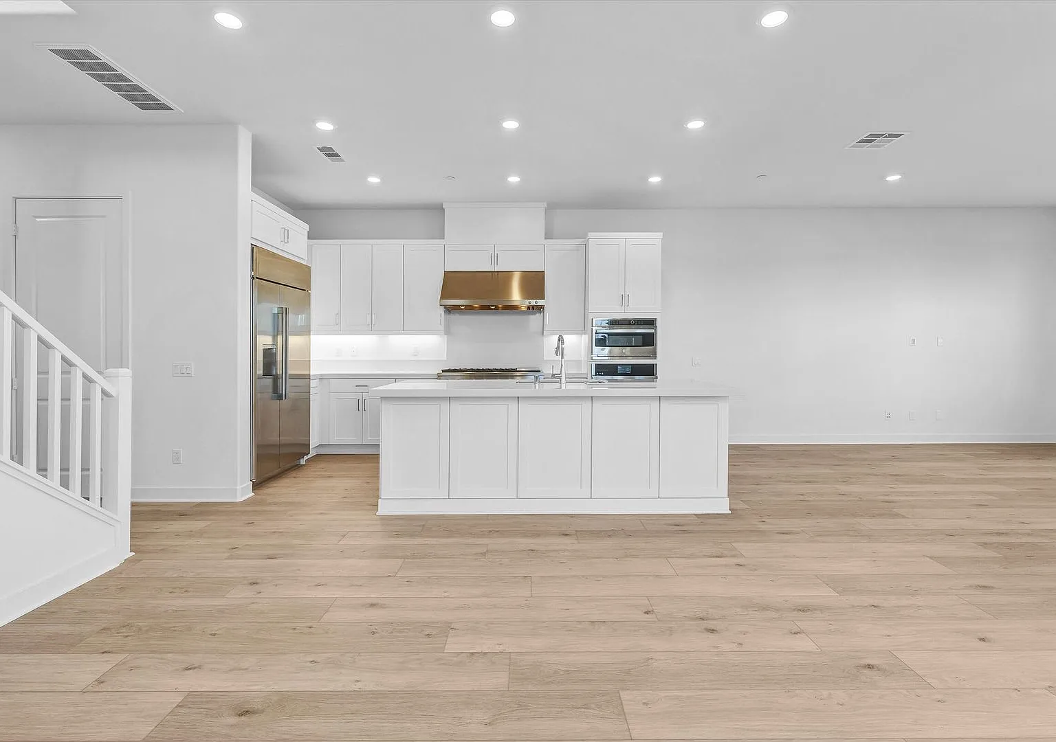Large Modern Town Home with Oversize Backyard Guarded Luxury Neighborhood — Photo 2