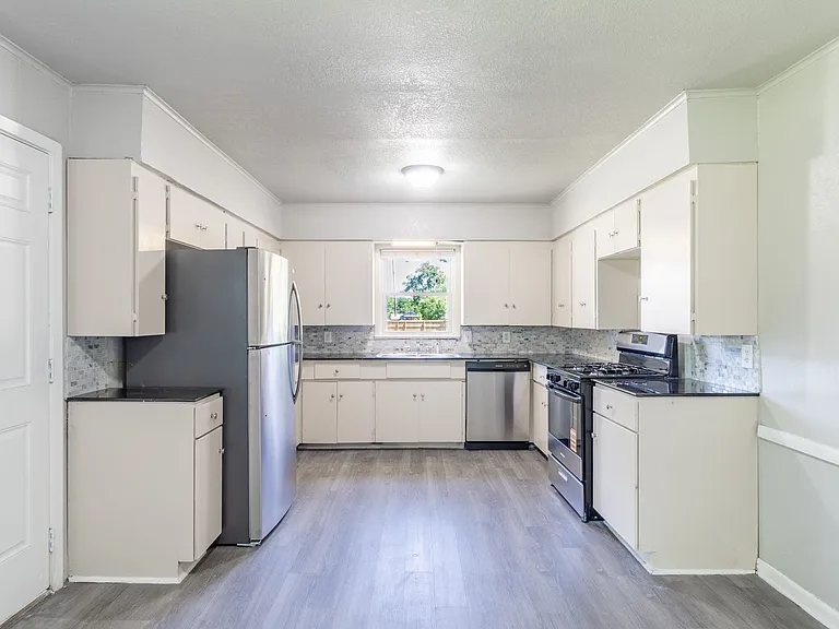 3806 Armour Ave — Photo 6