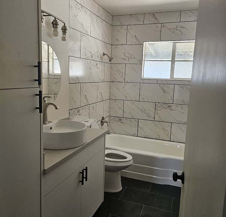 1st image of 907 E Claremont St #2