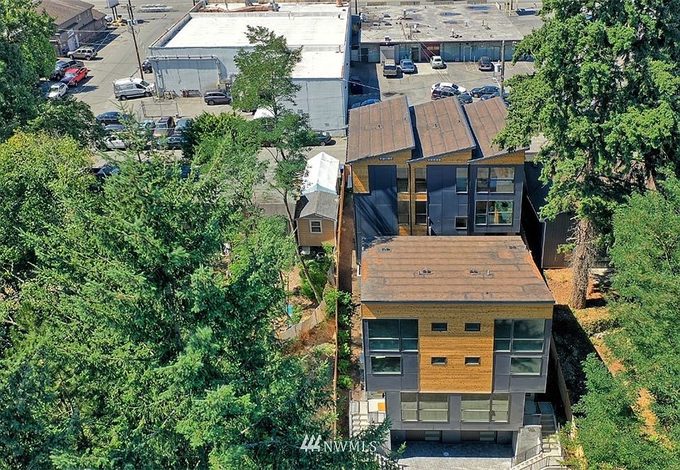 Similar size lot only a few houses away which was just built and shows the current lots potential (buyer to verify)