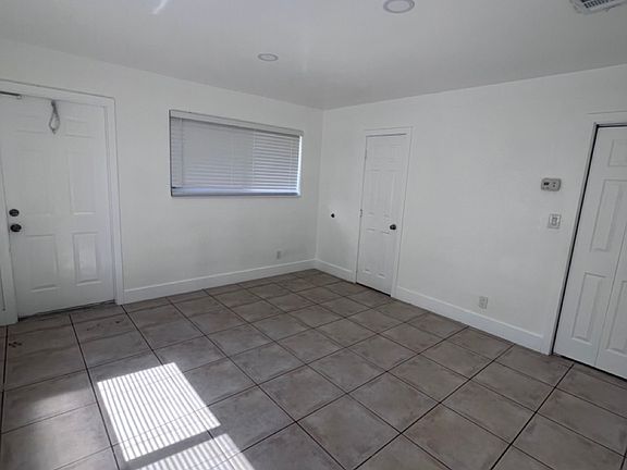 3rd image of 905 SE 13th St #1