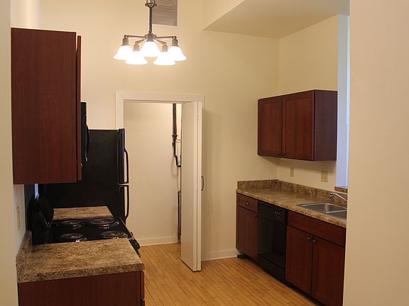 3rd image of 911 B Ave W APT 7