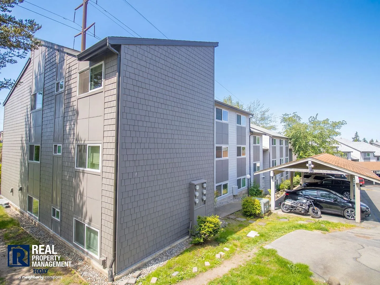 Renton Condo with Private Patio, Pool & Covered Parking! — Photo 2