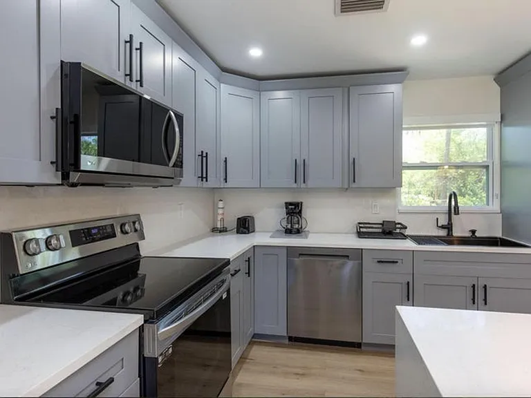 16932 W Aintree Dr — Photo 2
