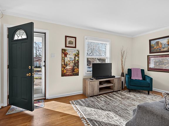 4th image of 621 Cardinal Ln