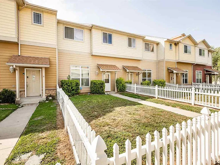 43 Fuller Cir #43 — Photo 2