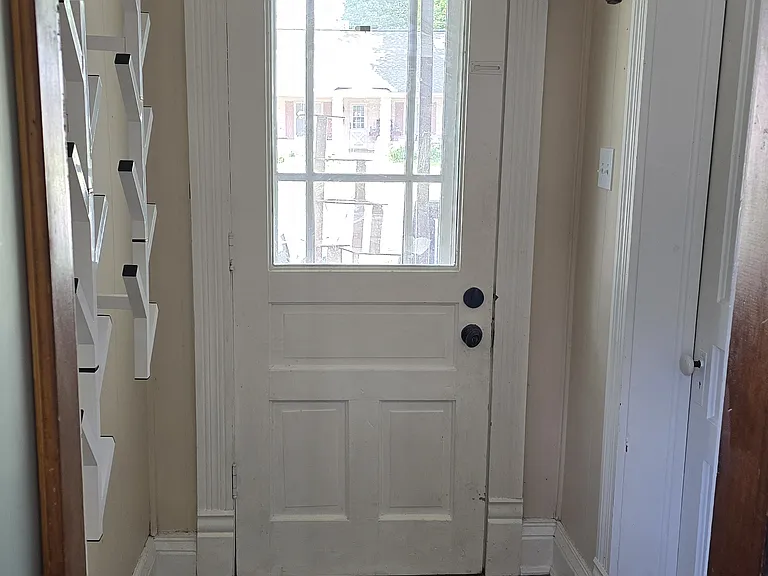 214 E Bremer St — Photo 12