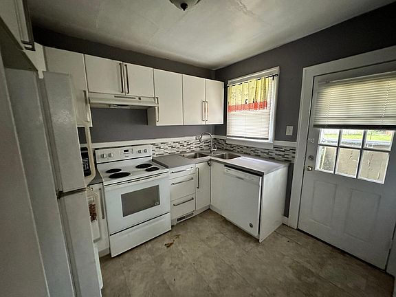 3rd image of 929 Carolyn Ave