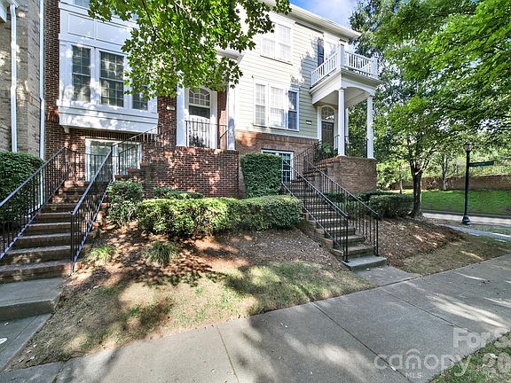 2nd image of 927 Lyndley Dr