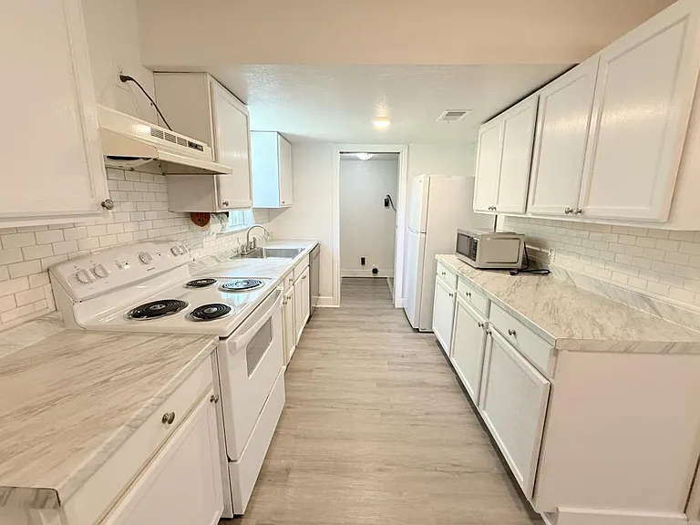 610 W Avenue B — Photo 11