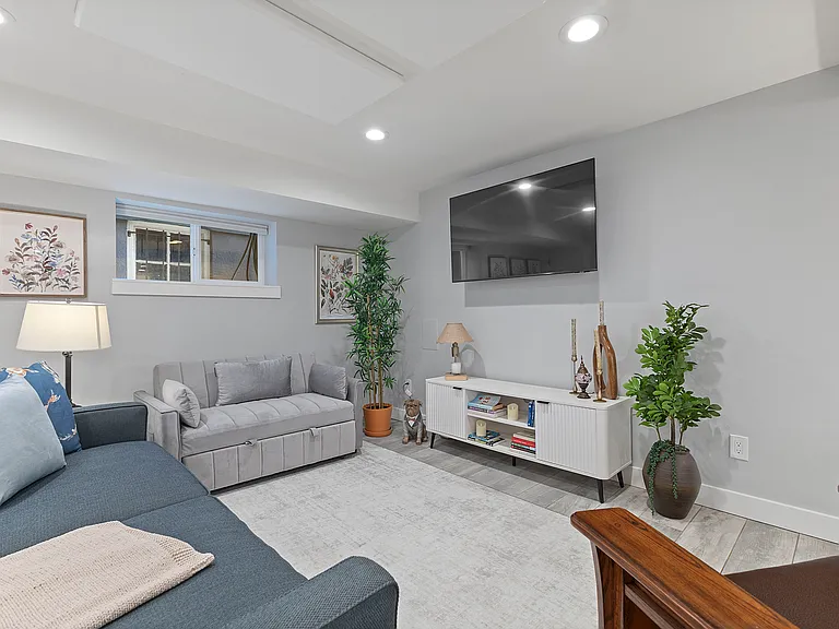 2061 NW Kearney St — Photo 13