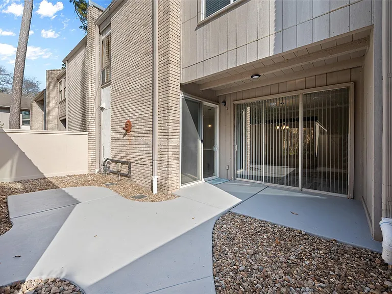 2113 Lake Village Dr — Photo 22