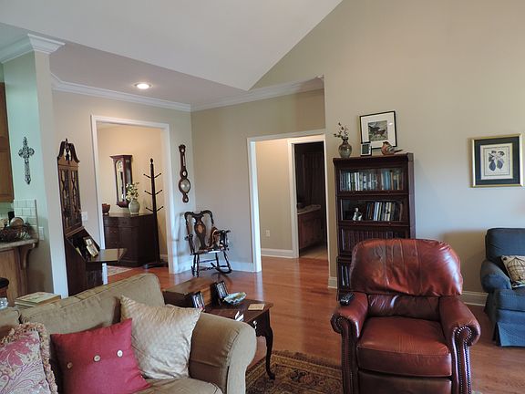 4th image of 205 Oakleigh Dr
