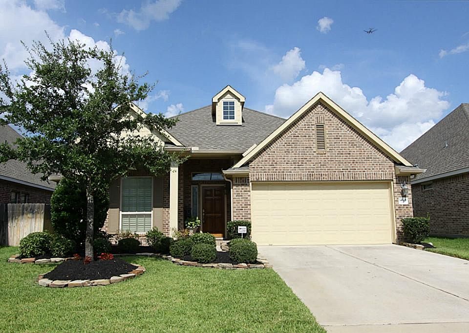 Gorgeous Traditional style home in the popular neighborhood Lakes at Northpointe