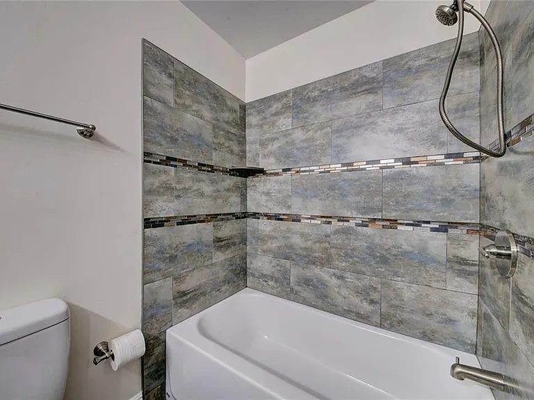646 Kenwick Cir — Photo 16