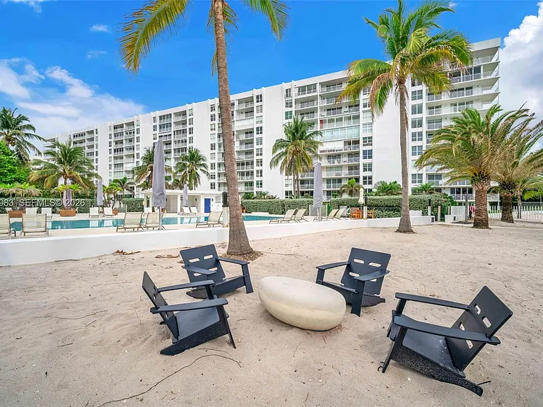 611 Ocean Dr #3E — Photo 14