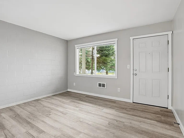 547 E Fairview Ave — Photo 3