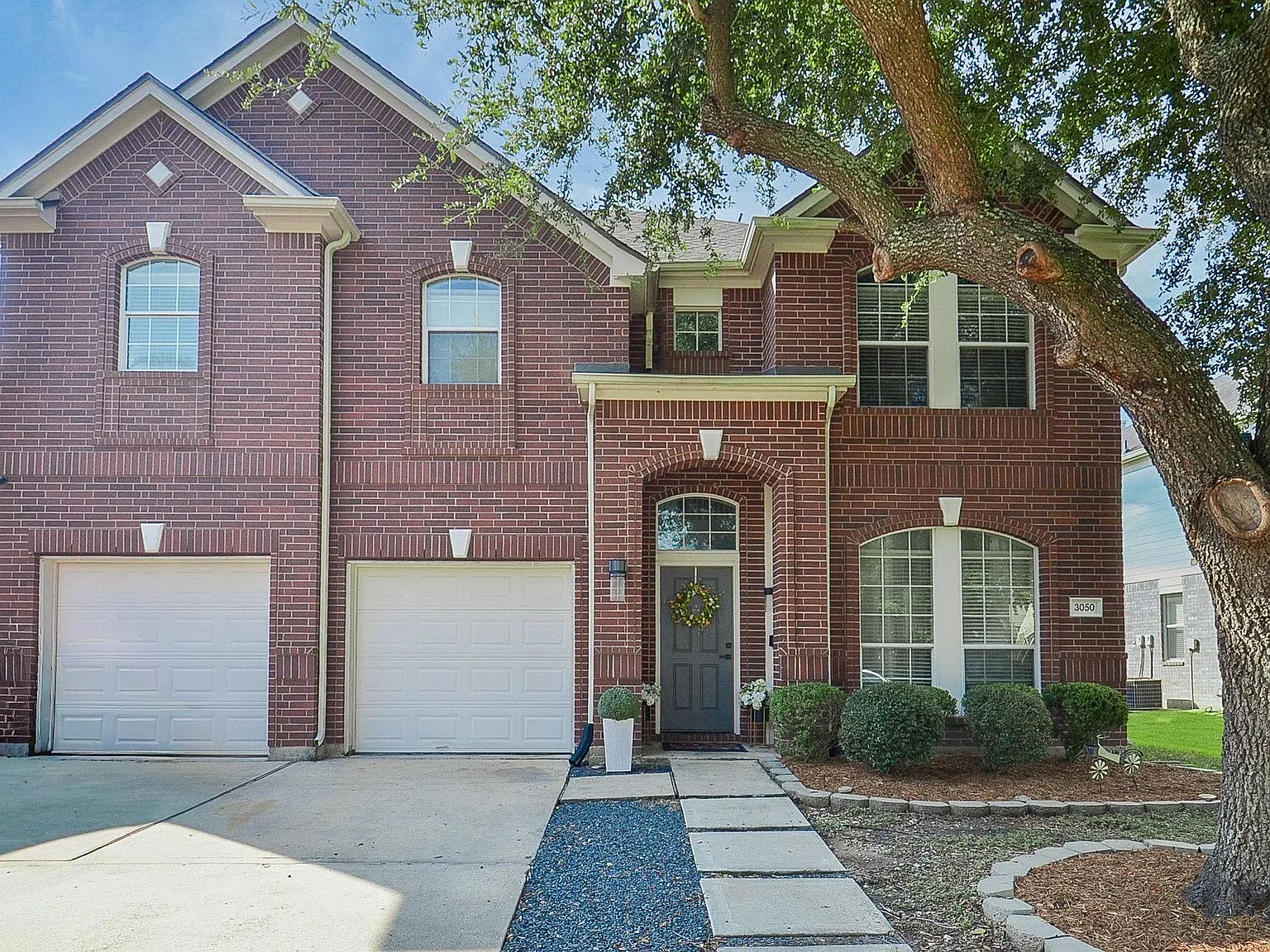 6 bed, 4.0 bath, 3729 sqft, $3,200 — Photo 2
