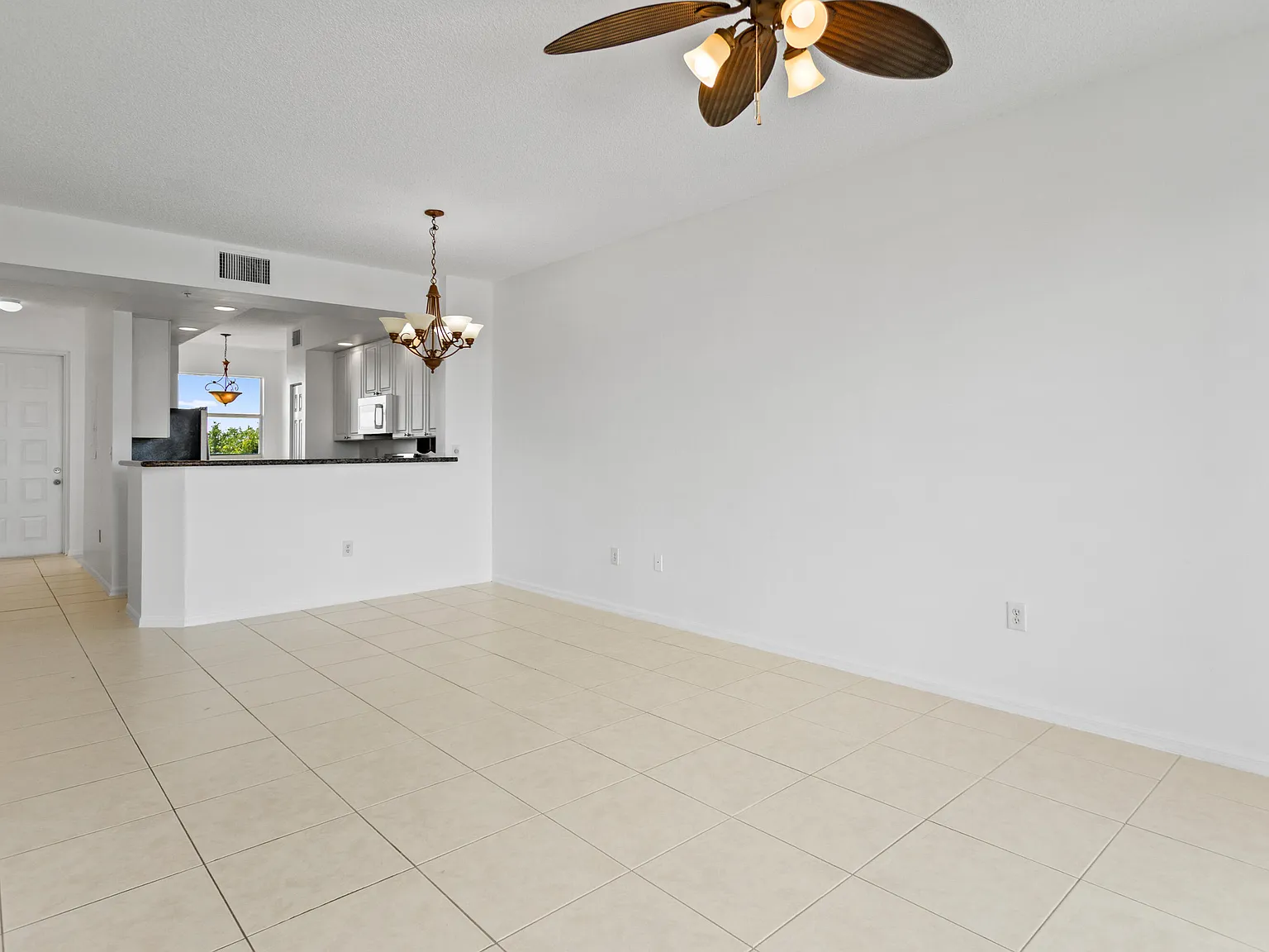 2 bed, 2.0 bath, 1081 sqft, $2,450 — Photo 4