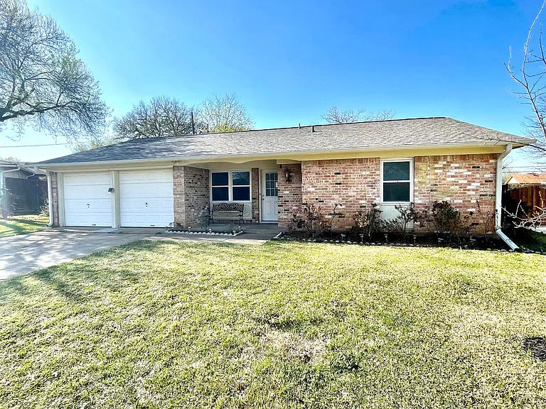 201 E Fuller Dr — Photo 1