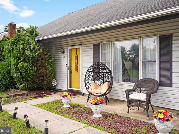 12 Eisenhower Ln, Sicklerville, NJ 08081