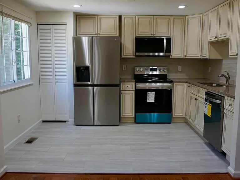 8179 Curving Creek Ct — Photo 2