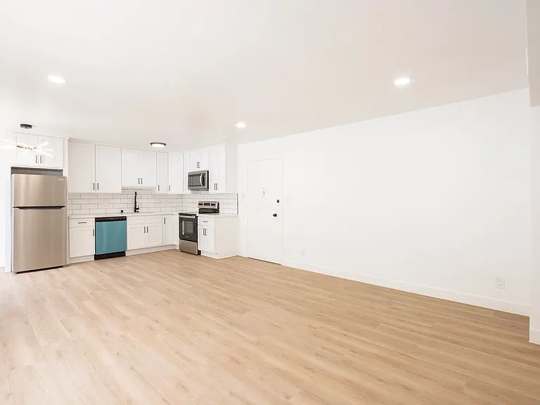1626 N Fuller Ave — Photo 2