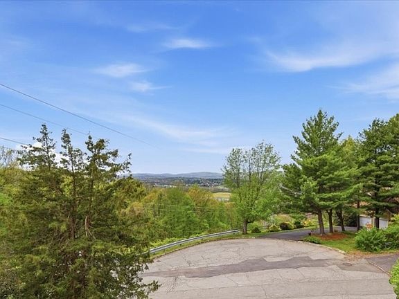 3rd image of 112 Knob Hill Rd
