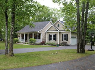 17 Wildflower Ln, Morrisonville, NY 12962