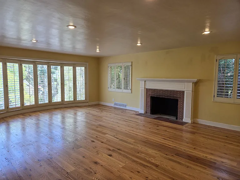 4971 Cresita Dr — Photo 3