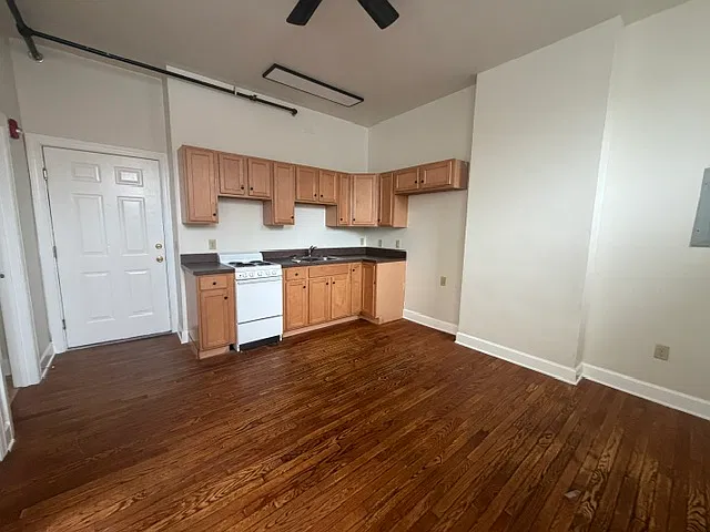 Studio, $799 — Photo 2