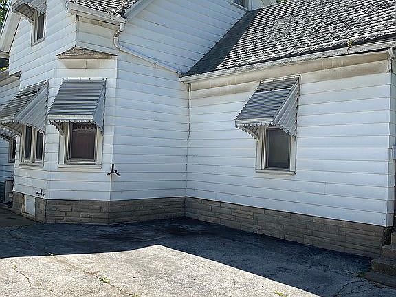 2nd image of 713 1/2 W Washington St