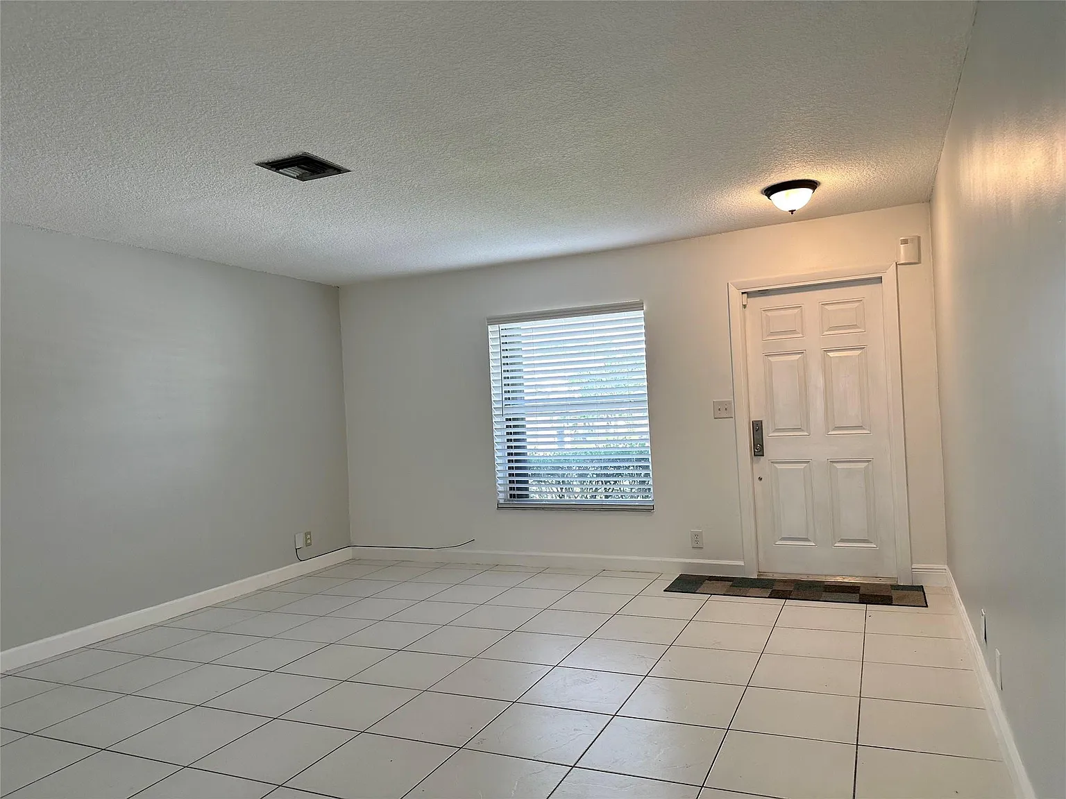 3 bed, 2.0 bath, 1455 sqft, $3,300 — Photo 2