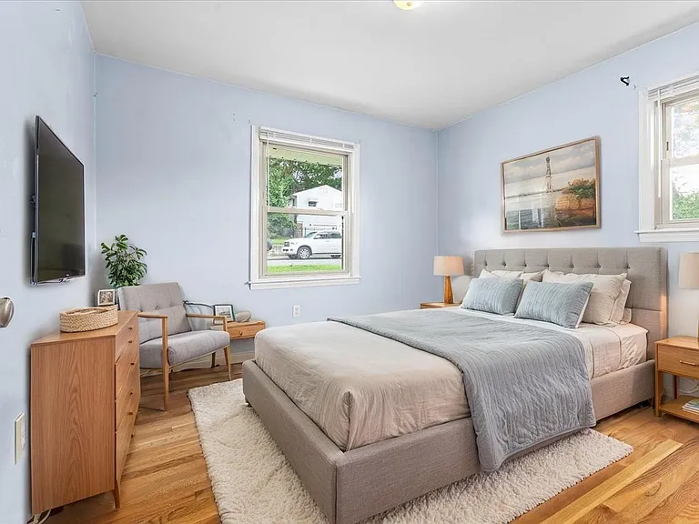 2313 King St NE — Photo 2