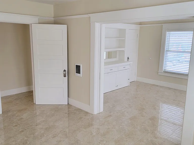 986 E Main St — Photo 1