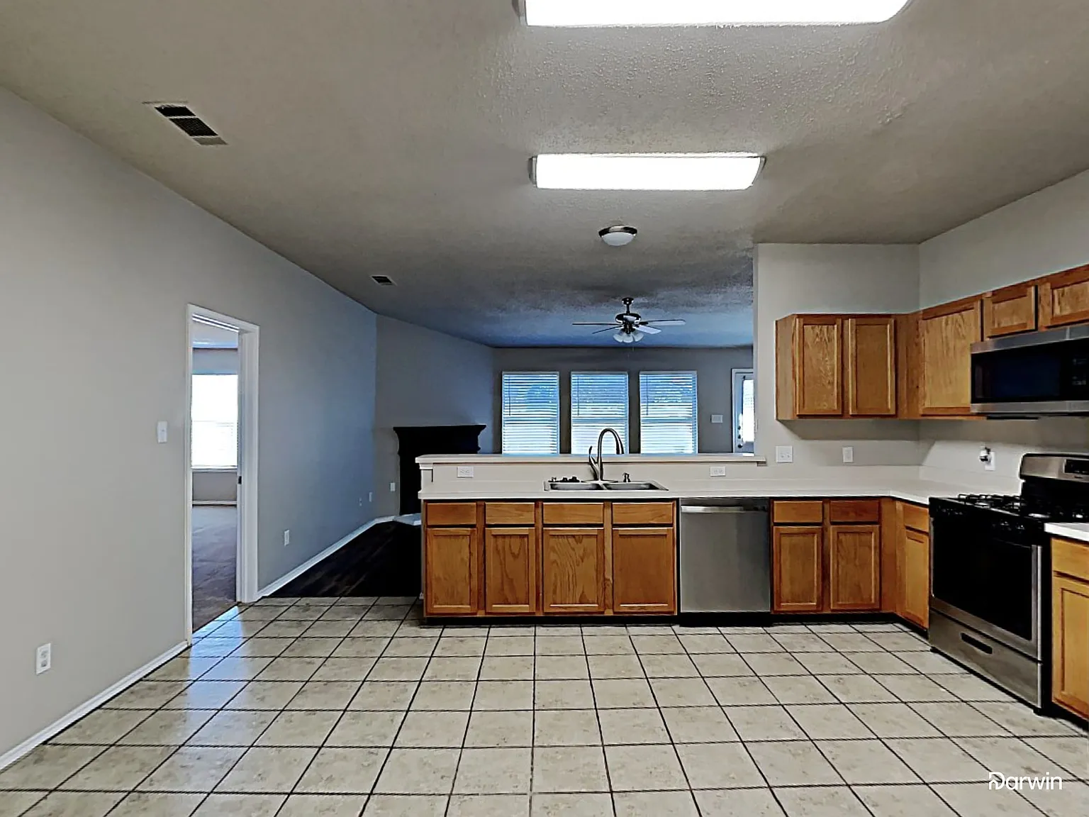 4 bed, 2.0 bath, 2484 sqft, $2,565 — Photo 3