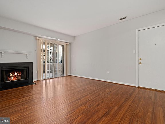4th image of 6919 Victoria Dr Unit D